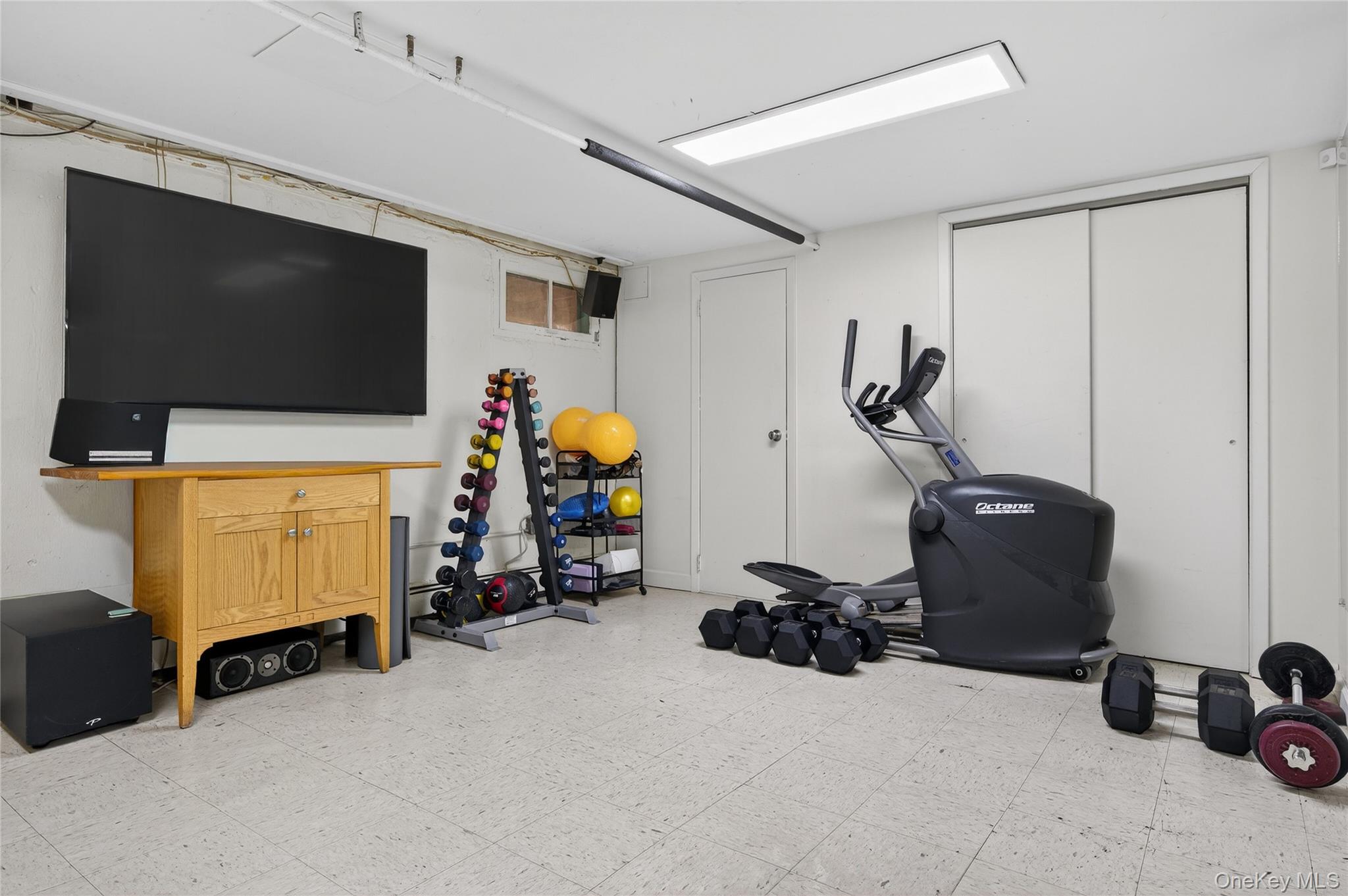 6 Dale Avenue Syosset, NY 11791 - Photo 26 of 34 a room with gym equipment and a flat screen tv
