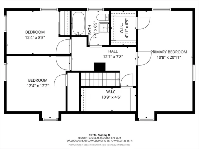 a picture of a book shelf