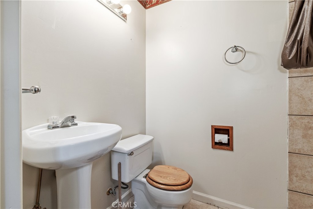 323 Crum Road Templeton, CA 93465 - Photo 33 of 60 Bathroom inside detached room