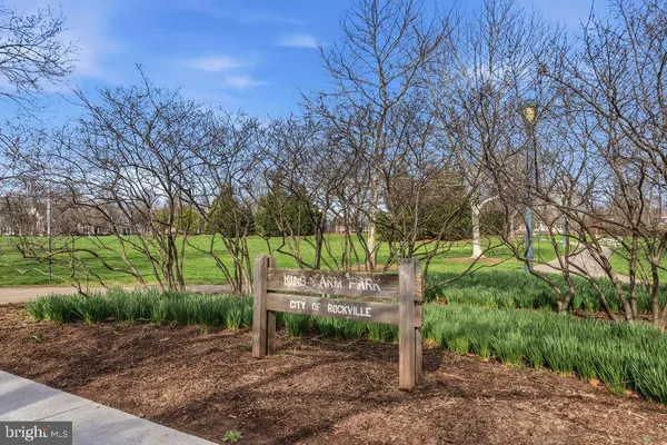 a sign that is sitting on a wooden bench
