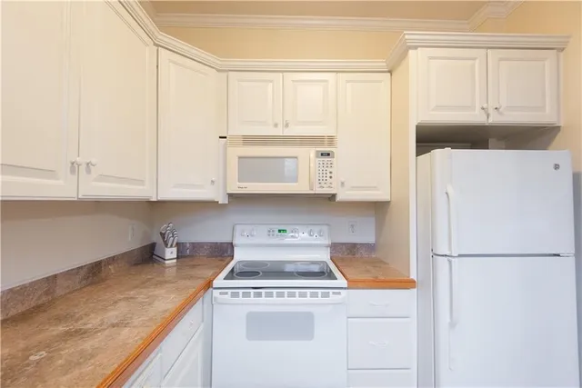 $2,700 | 6 Restmere Terrace, Middletown, RI 02842