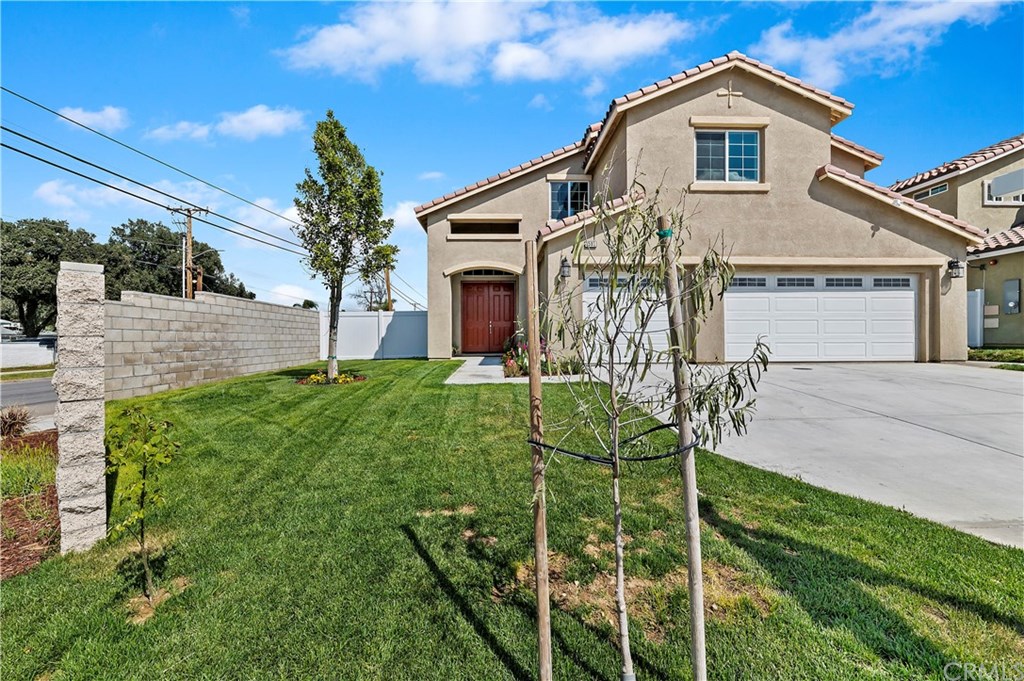 a view of a house with a yard