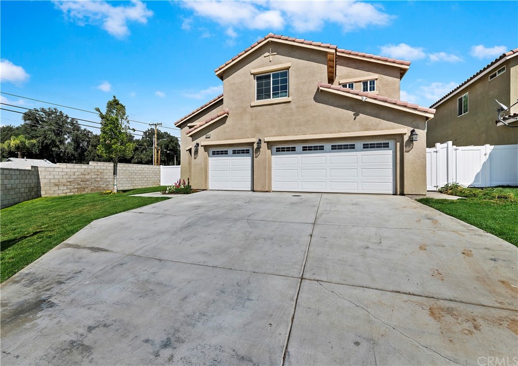 3591 Tyco Drive Riverside, CA 92501 - Photo 4 of 30 a view of garage and yard