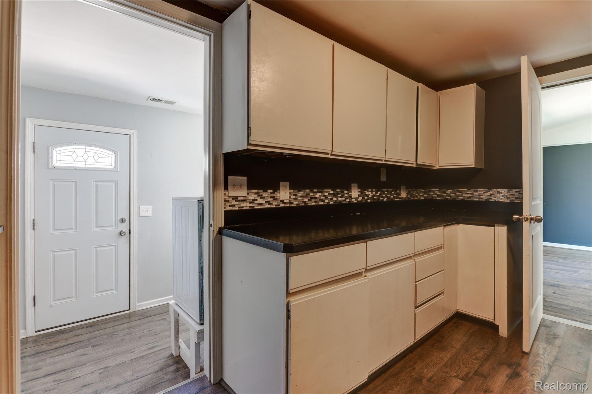 4296 North Genesee Road Flint, MI 48506 - Photo 5 of 17 Interior-2.jpg