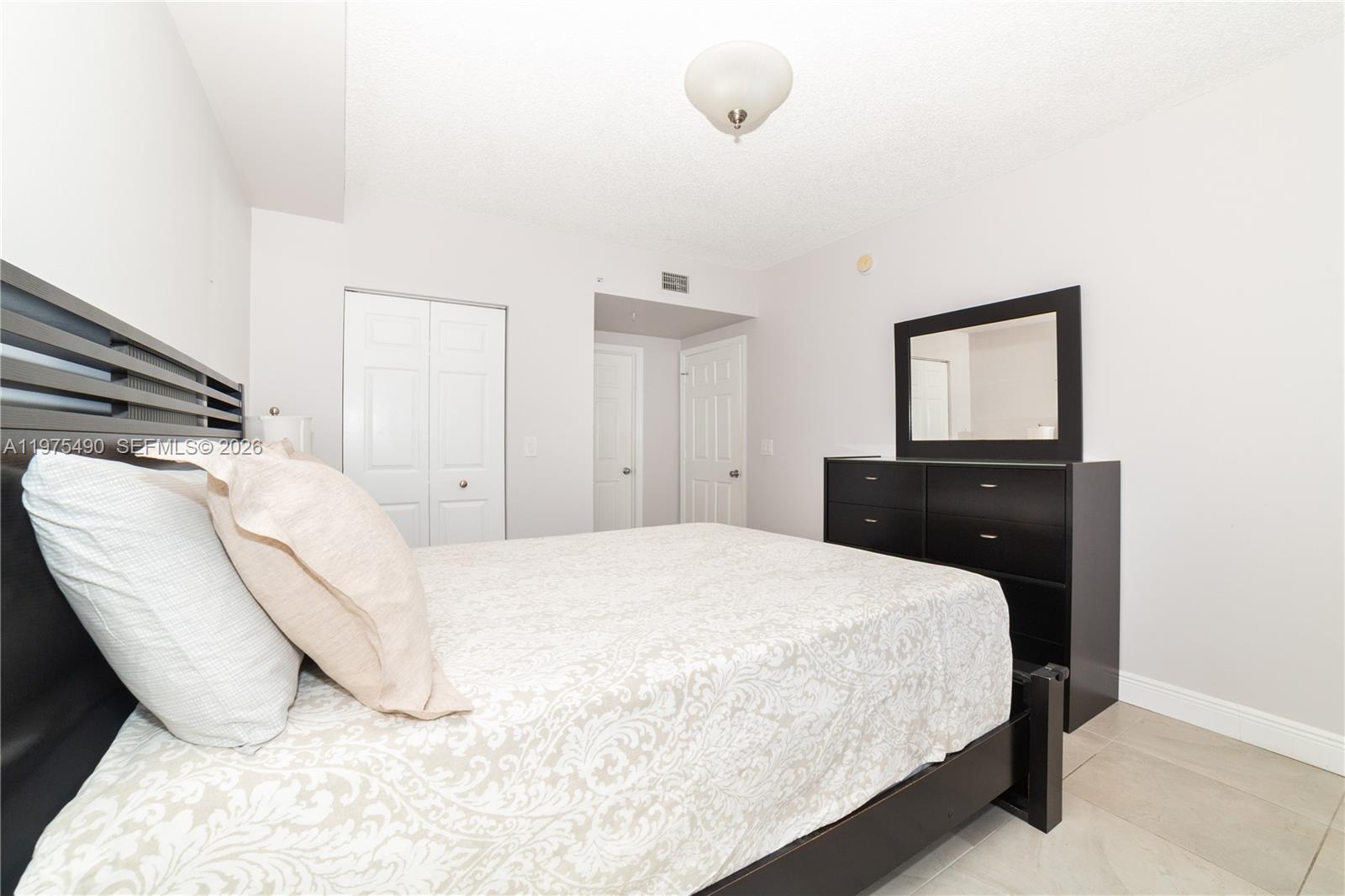 17100 North Bay Road, Unit 1802 Sunny Isles Beach, FL 33160 - Photo 20 of 44