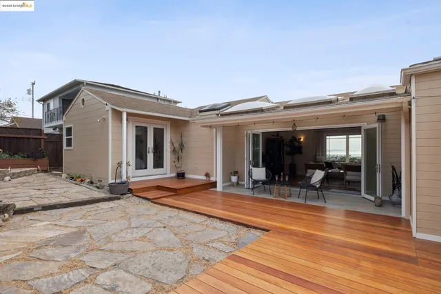 a view of entryway with livingroom