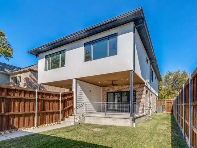 a view of house with front yard