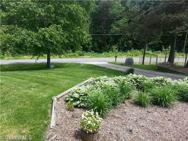4850 Grubbs Road Walkertown, NC 27051 - Photo 4 of 14 Yard/Garden.