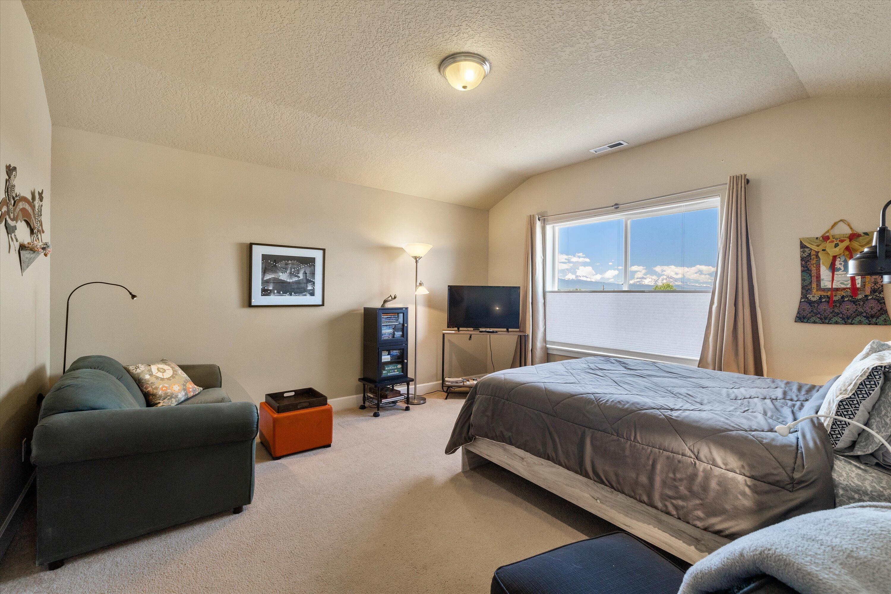 20737 Kilbourne Loop Bend, OR 97701 - Photo 23 of 29 Primary bedroom