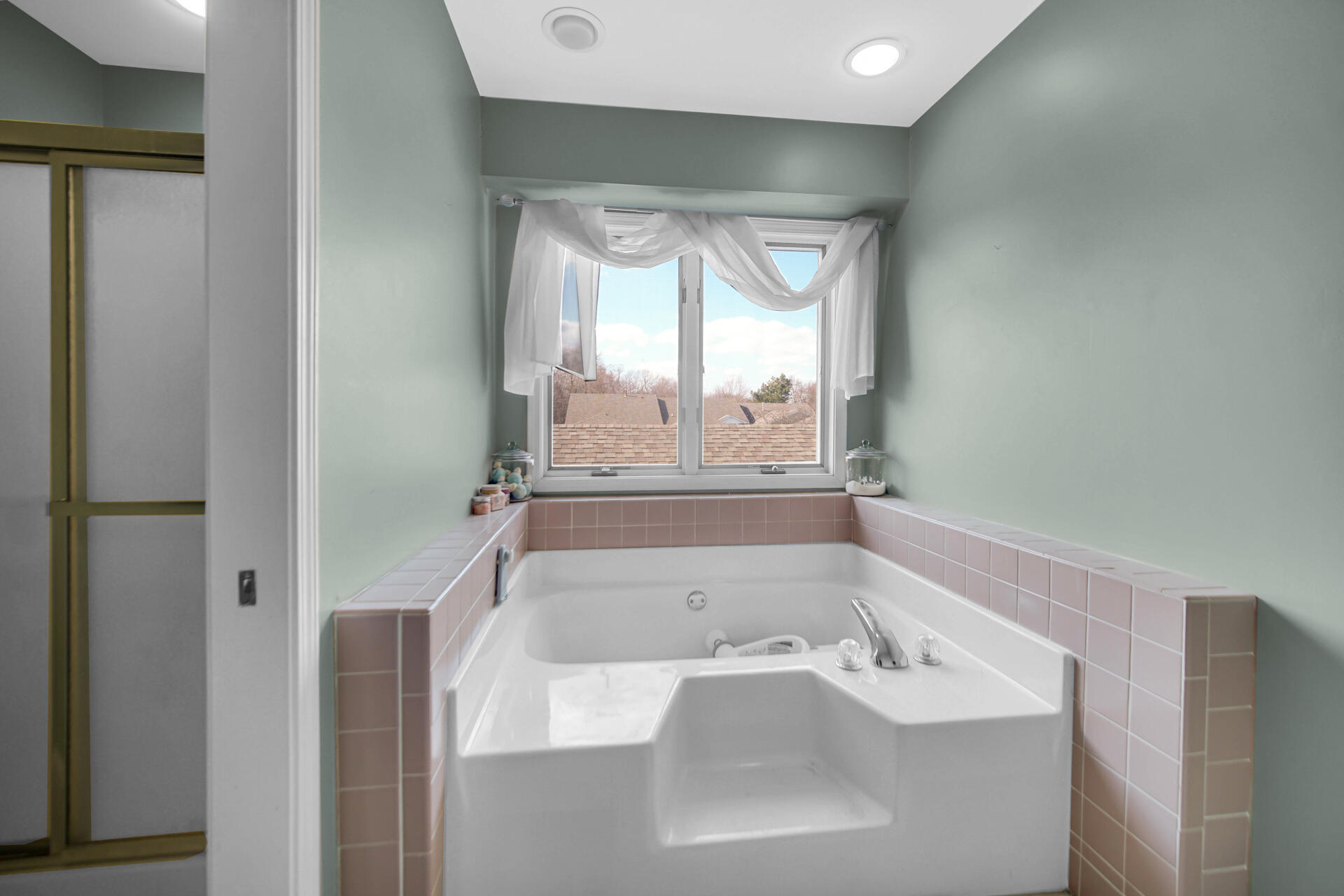 9993 Hunters Run St. John, IN 46373 - Photo 23 of 28 a bathroom with a bathtub and a sink