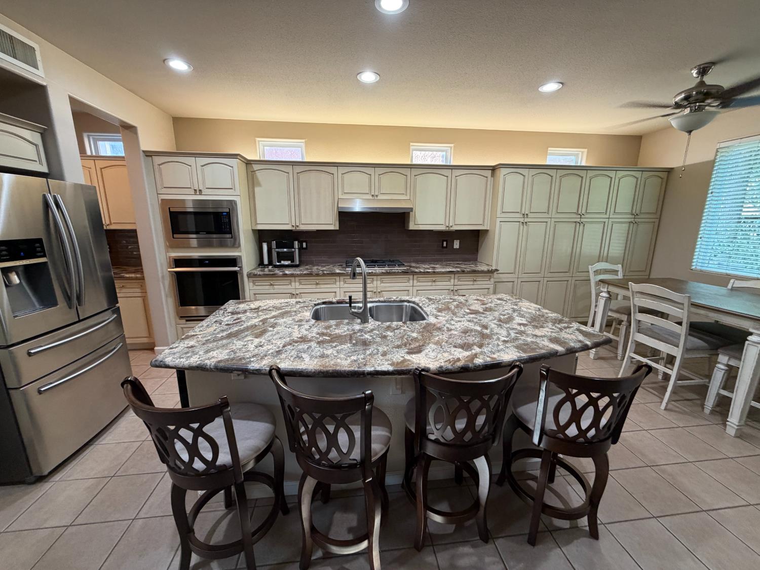 4683 North Arrow Ridge Way Clovis, CA 93619 - Photo 3 of 4