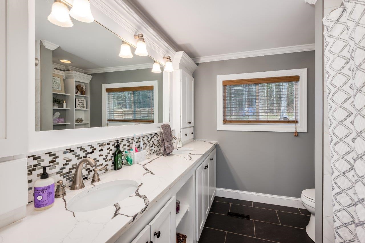 41 Oak Street Rochester, NH 03839 - Photo 7 of 40