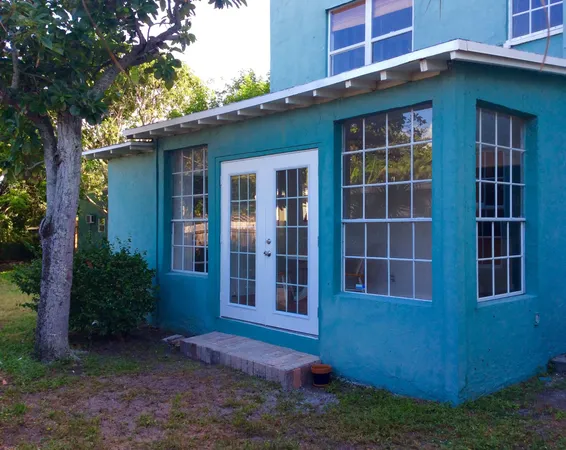 a view of front of a house with a yard