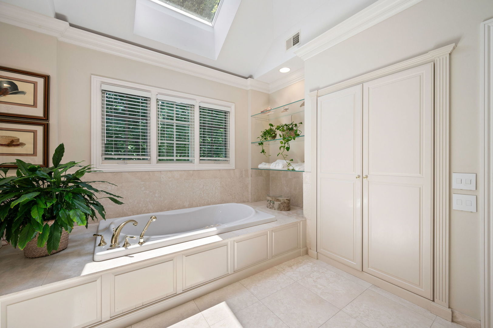 228 Old Green Bay Road Glencoe, IL 60093 - Photo 22 of 40 a bathroom with a tub and sink