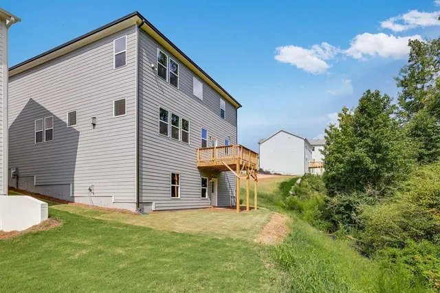 a view of a house with backyard