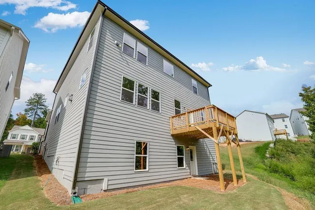 a view of a house with yard and plants