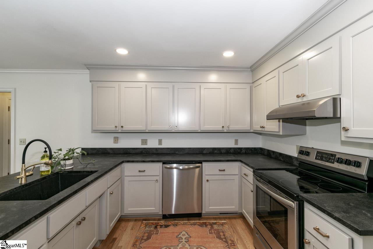 313 South Wingfield Road Greer, SC 29650 - Photo 6 of 36 Gallery Image 6