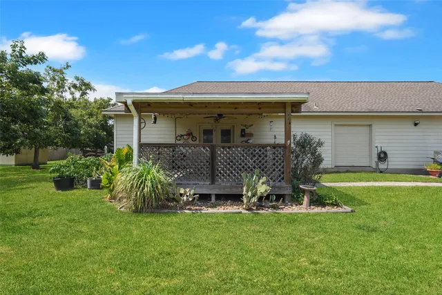 a view of a house with a backyard