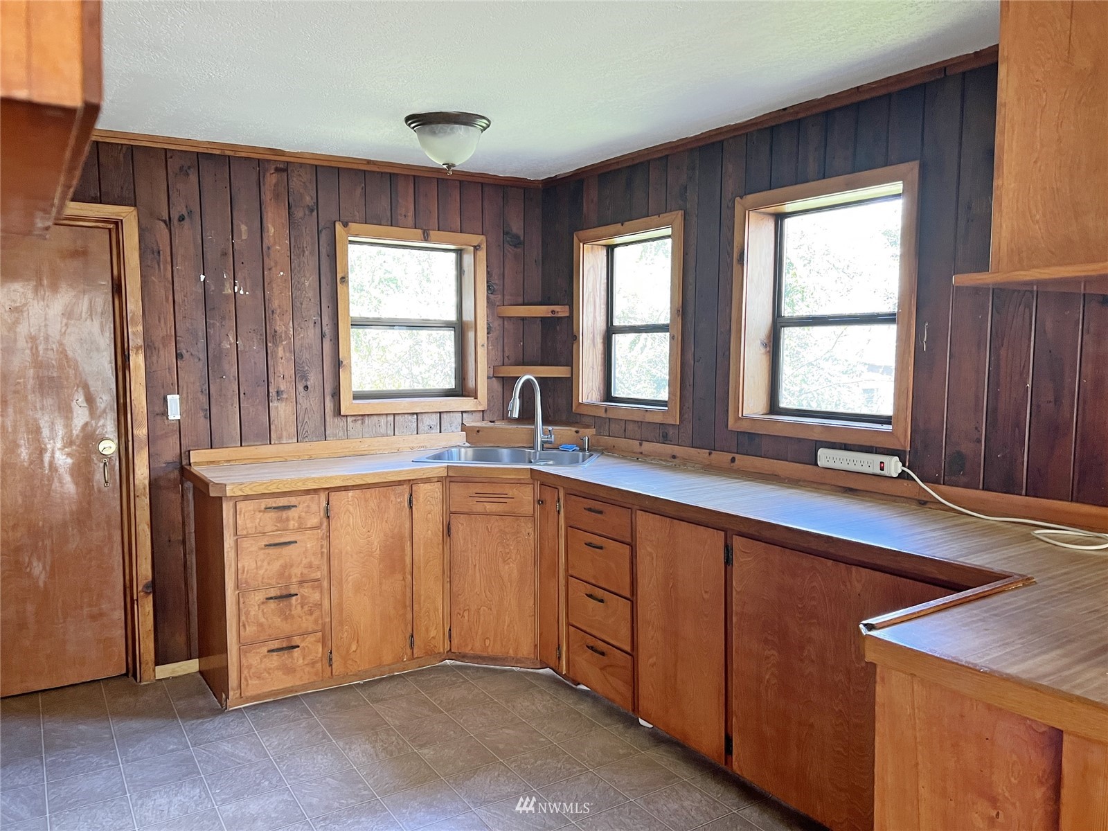 6889 Sills Road Clinton, WA 98236 - Photo 13 of 34 a spacious bathroom with a sink large mirror and a bathtub