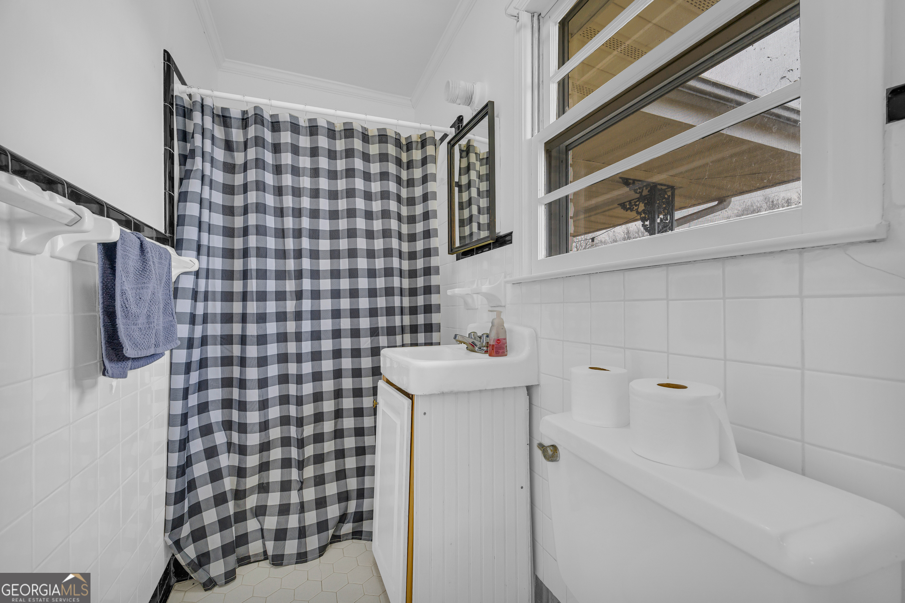 975 Diamond Hill Neese Road Colbert, GA 30628 - Photo 23 of 59 a bathroom with a sink toilet and shower