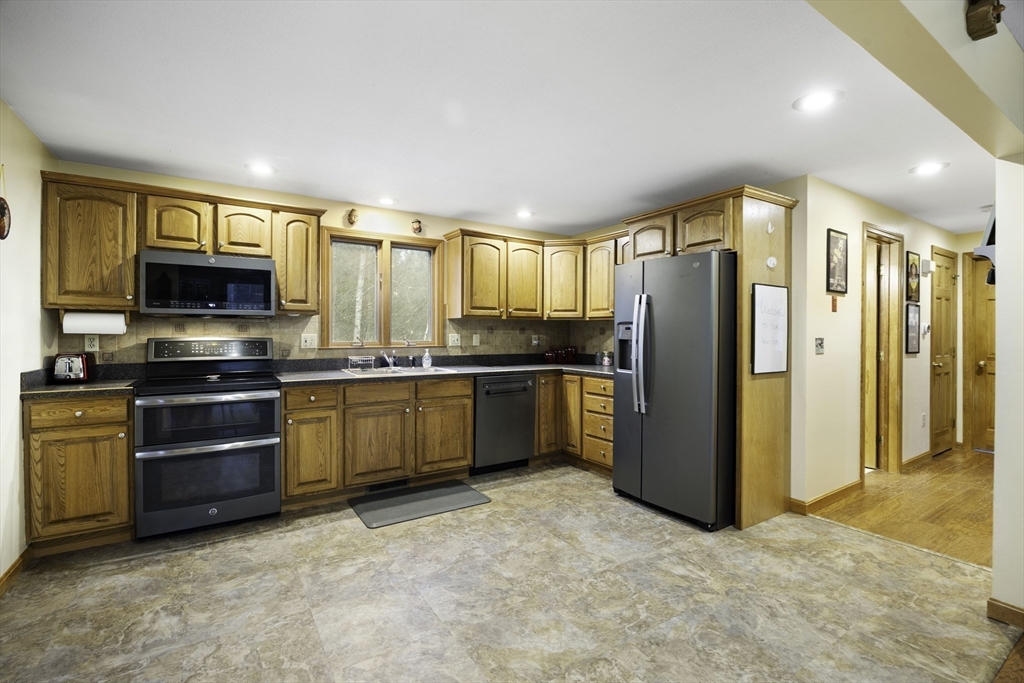 253 Reimers Road Monson, MA 01057 - Photo 11 of 39