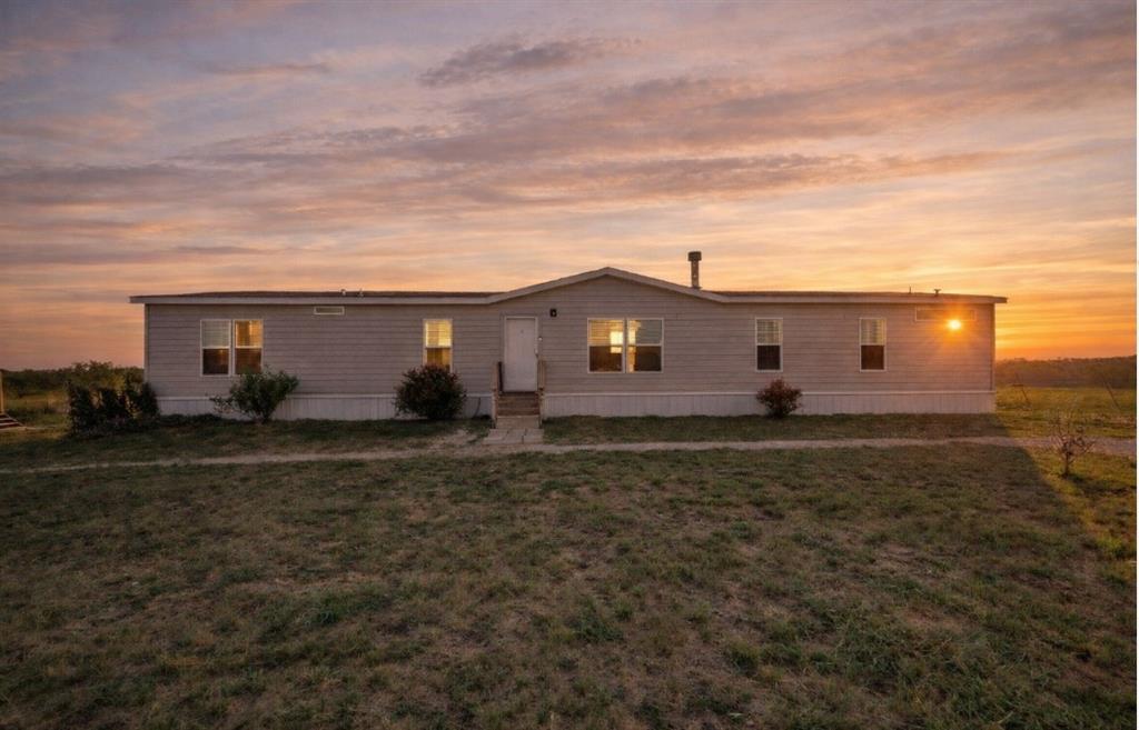 a view of a house with backyard
