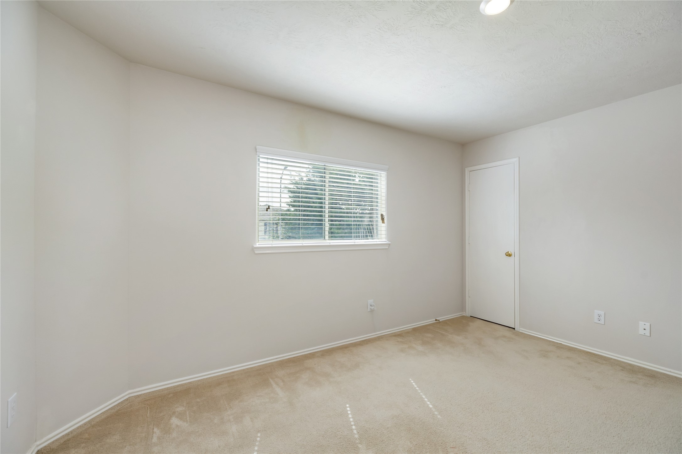9339 Canady Park Lane Houston, TX 77075 - Photo 39 of 44 Third bedroom. View from corner.