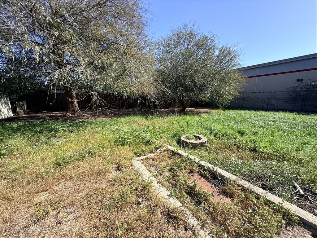 643 West Ramona Drive Rialto, CA 92376 - Photo 6 of 18 a backyard of a house with lots of green space
