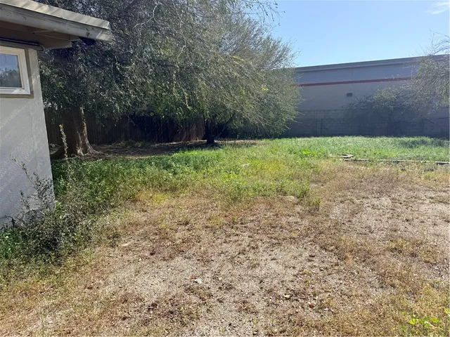 a view of a backyard