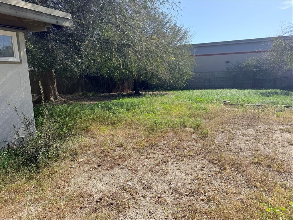 643 West Ramona Drive Rialto, CA 92376 - Photo 7 of 18 a view of a backyard
