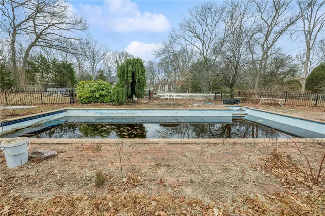 $1,199,000 | 9 Jeanine Court, Dix Hills, NY 11746