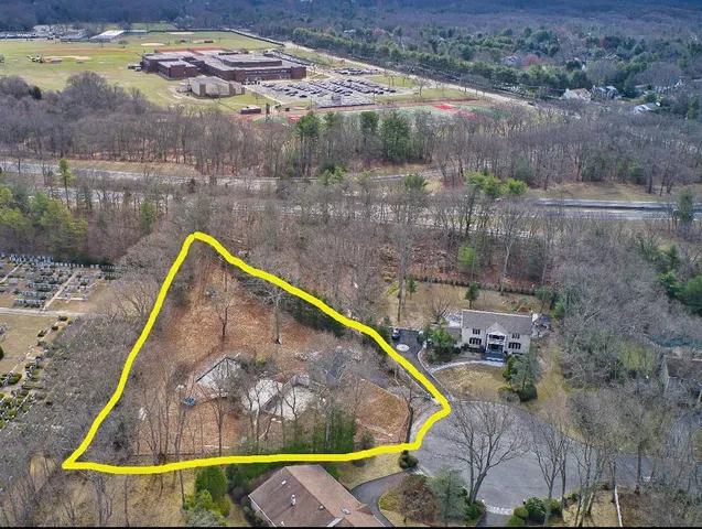 $1,199,000 | 9 Jeanine Court, Dix Hills, NY 11746