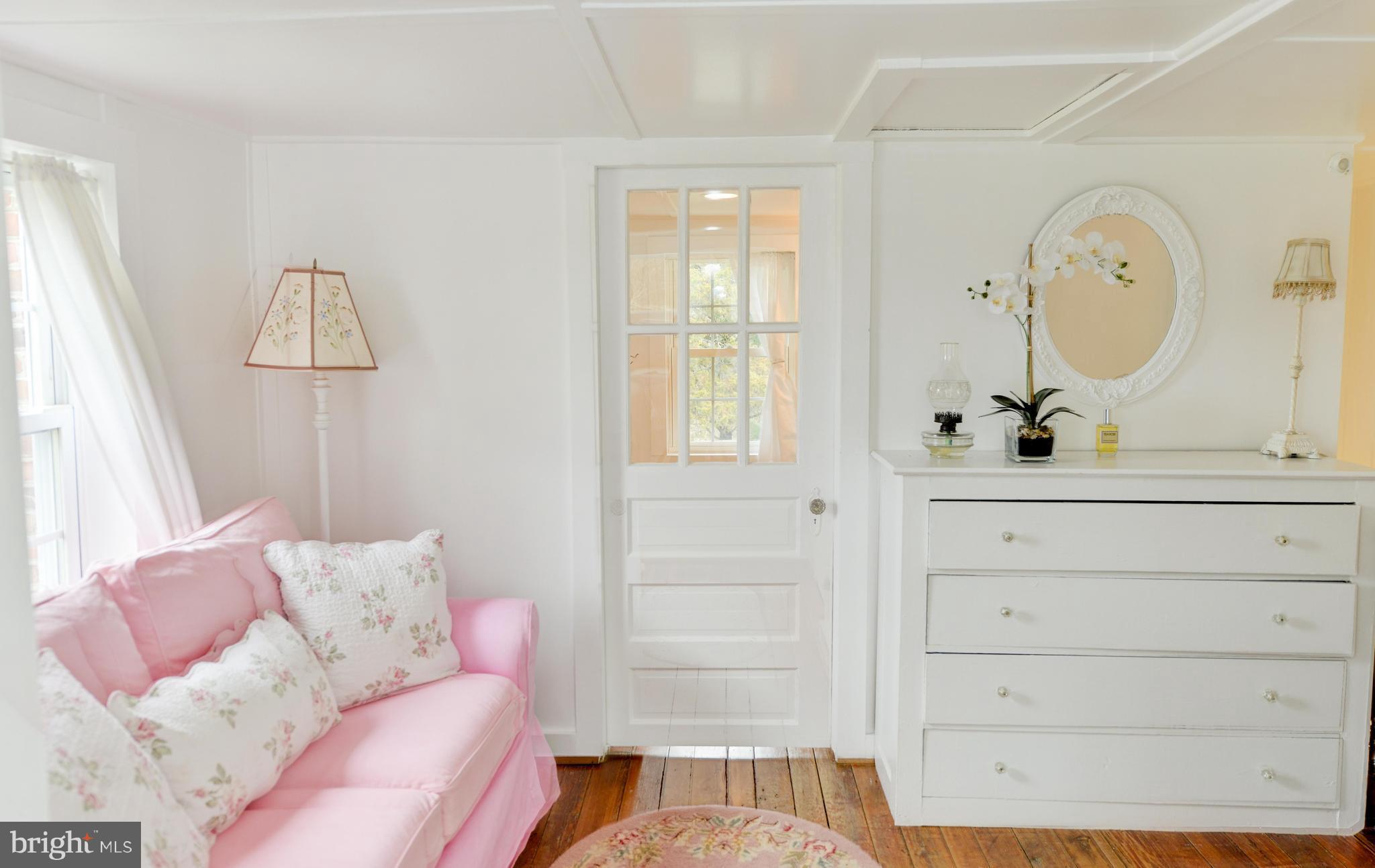 40215 Gap Road Leesburg, VA 20175 - Photo 11 of 21 Reading area /landing