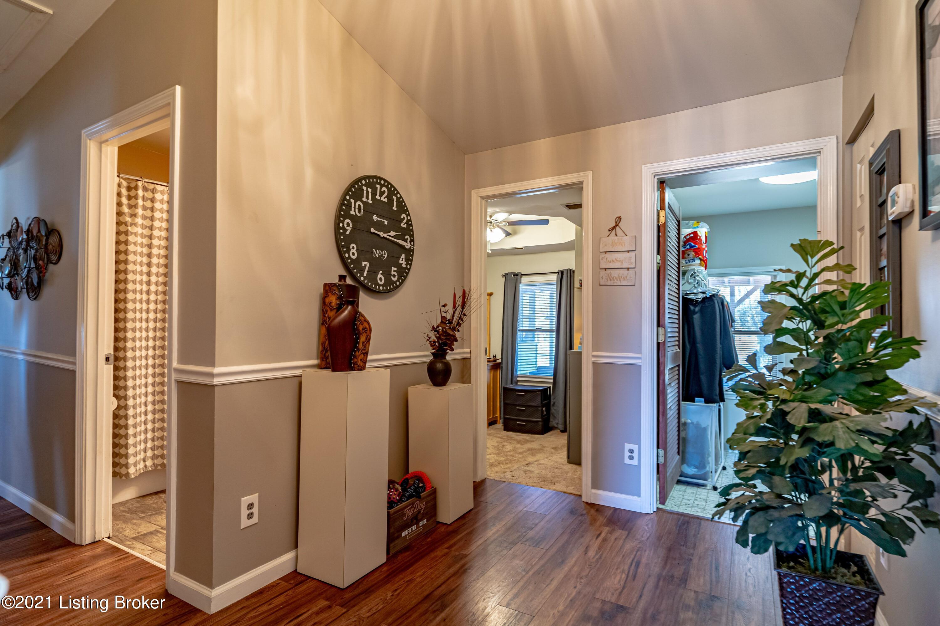 7503 Cane Run Road Louisville, KY 40258 - Photo 14 of 32 Hallway