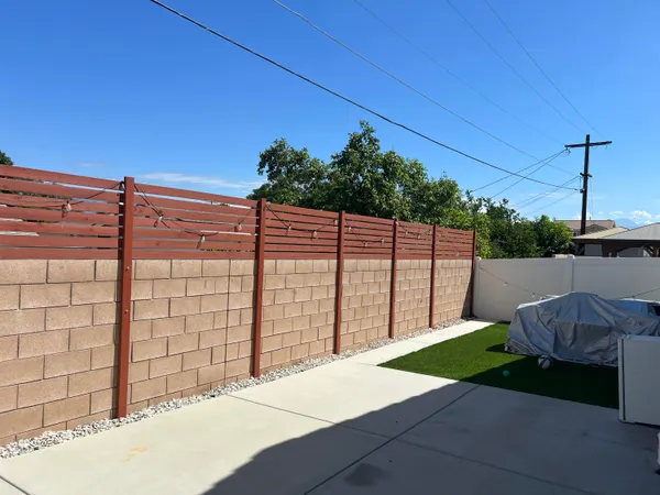 a view of a backyard