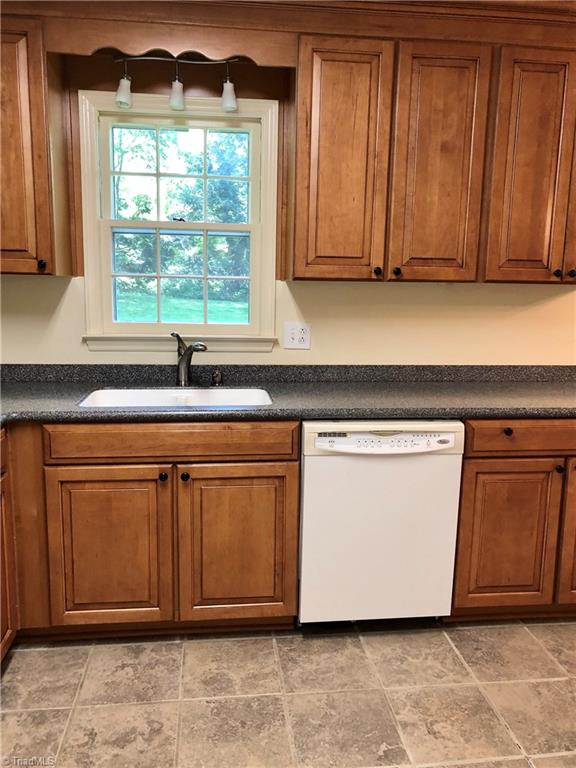 2330 Amelia Road Pfafftown, NC 27040 - Photo 5 of 10 Gallery Image 5