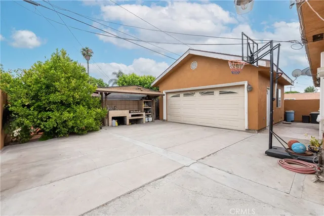 a view of a back yard of the house
