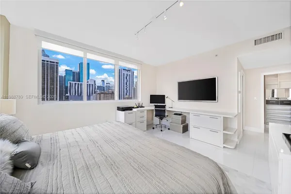 $4,000 | 253 Northeast 2nd Street, Unit 1109, Miami, FL 33132