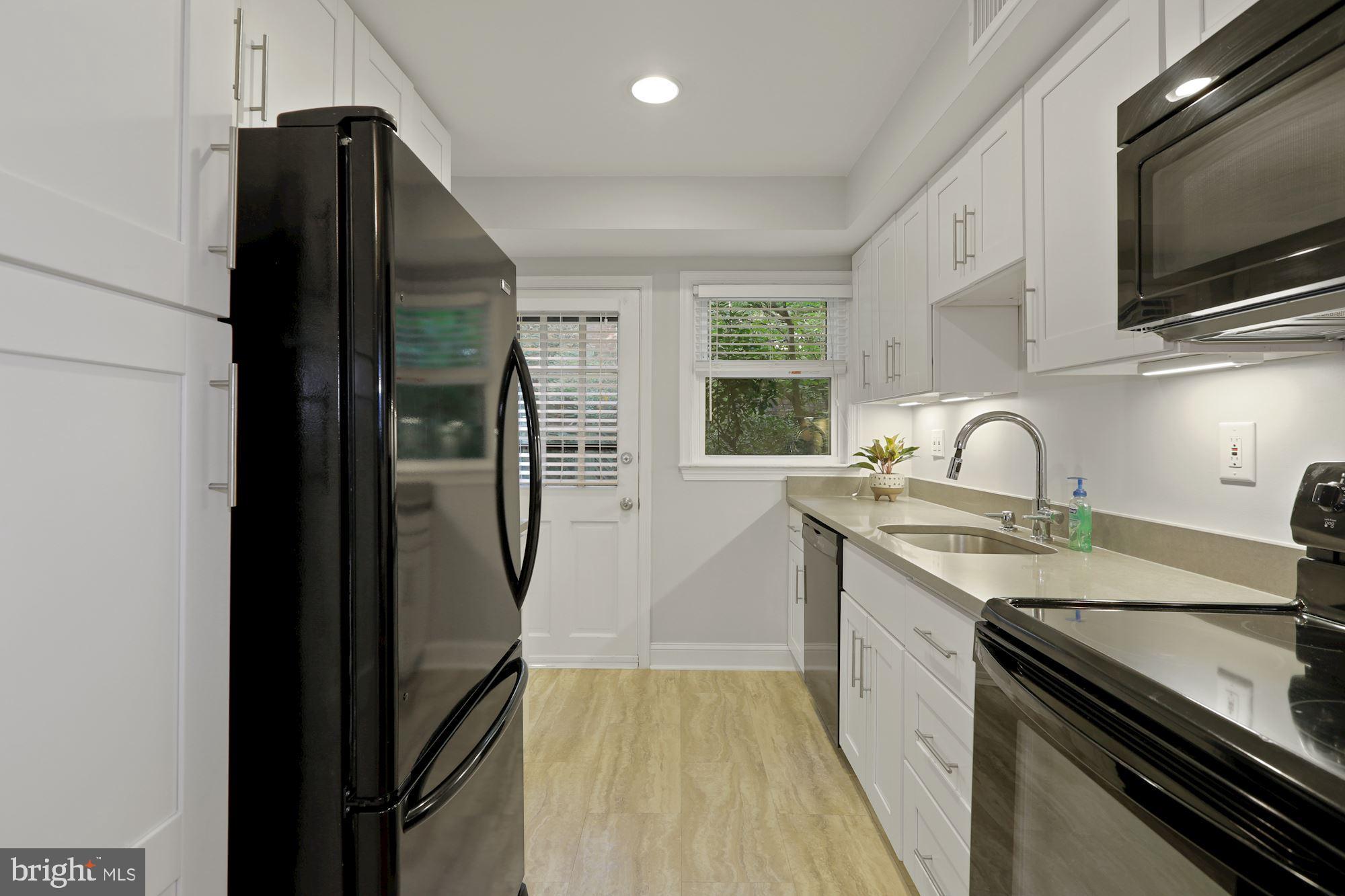 8519 Bradford Road, Unit 62 Silver Spring, MD 20901 - Photo 4 of 25 Newly Remodeled Awesome Kitchen