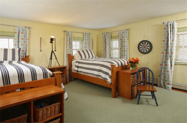 100 High Street Boston, MA 02129 - Photo 10 of 12 a bedroom with two beds and a table