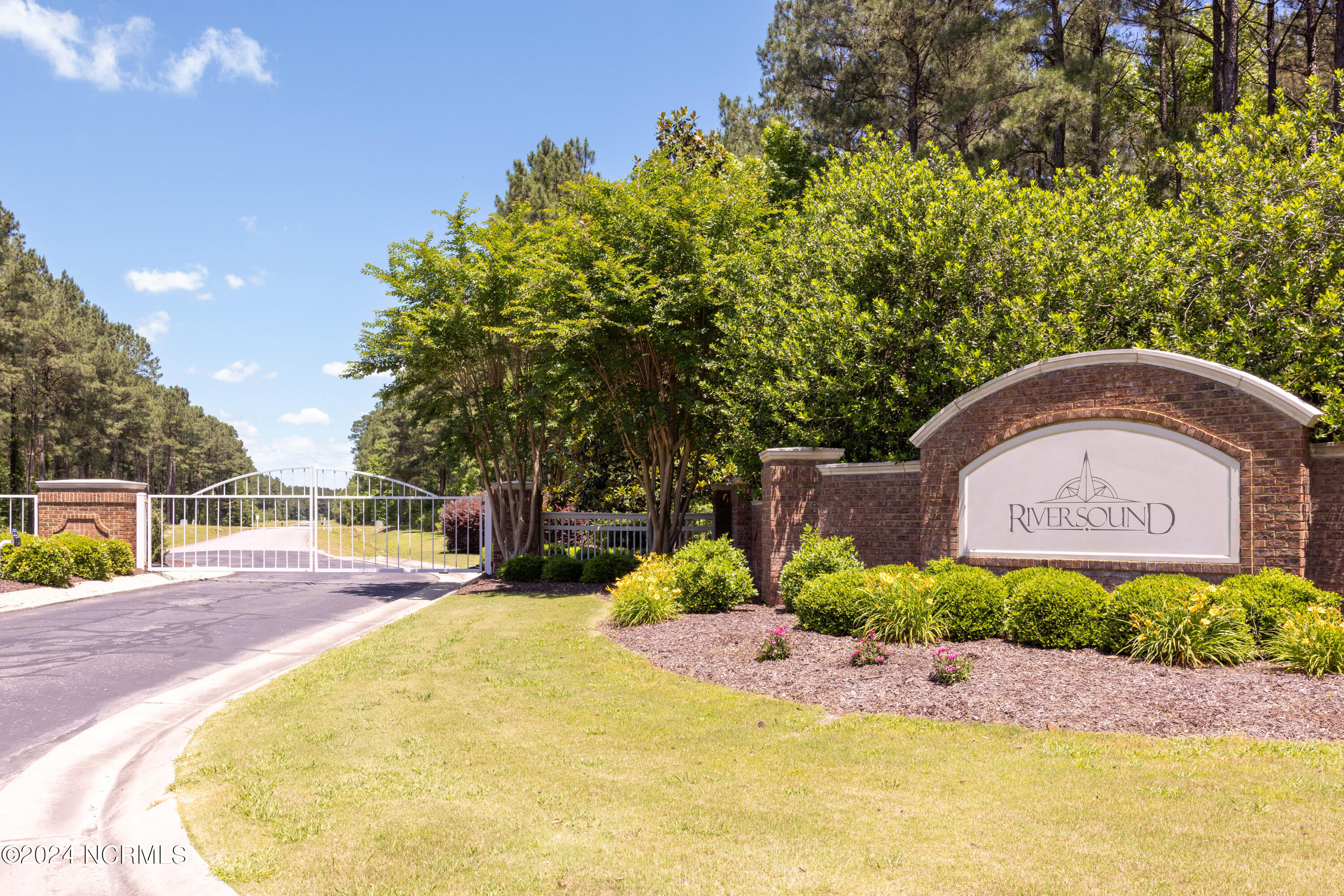 305 Winfall Edenton, NC 27932 - Photo 2 of 10 Front Gate 01