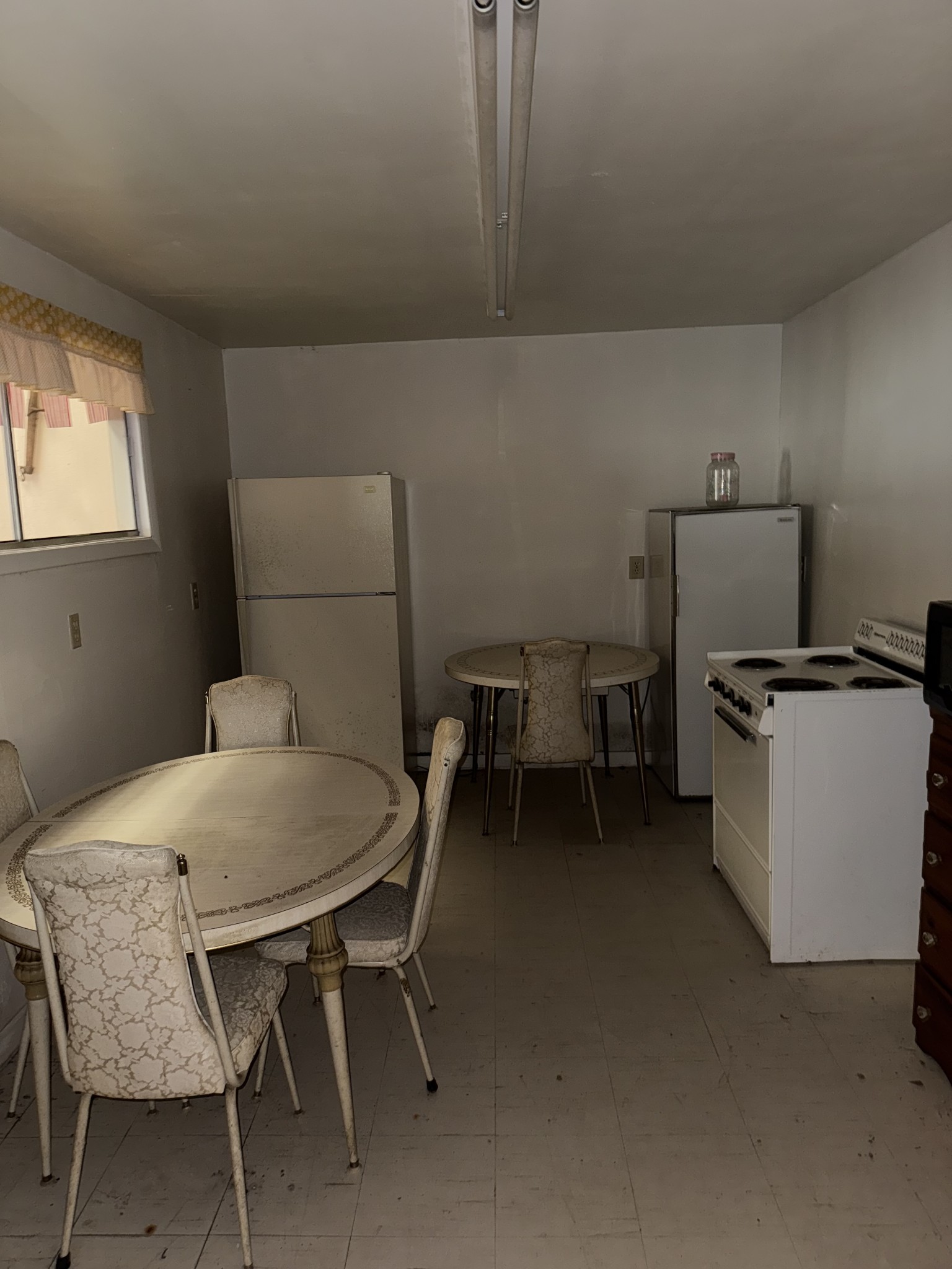 8475 Crawley Hill Road Mount Pleasant, TN 38474 - Photo 33 of 41 a dining room with furniture and a window