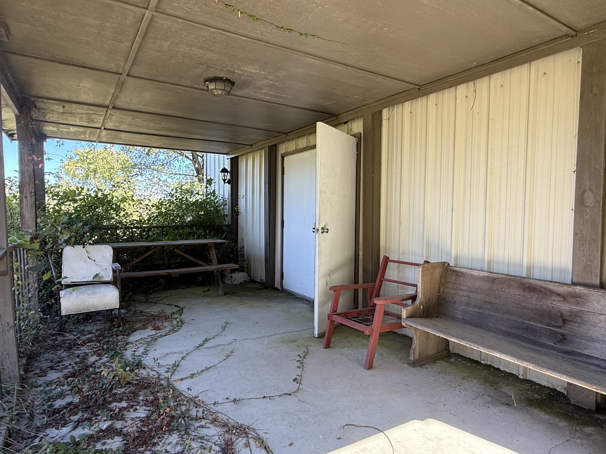 8475 Crawley Hill Road Mount Pleasant, TN 38474 - Photo 38 of 41 a living room with furniture and a rug