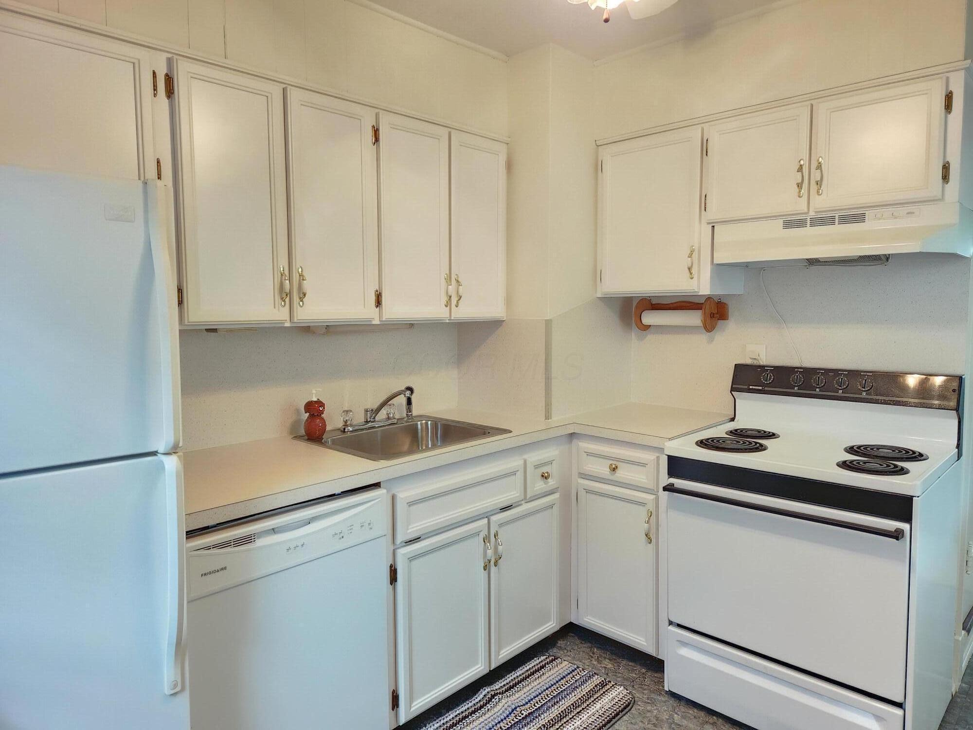 318 Muth Road Mansfield, OH 44903 - Photo 8 of 17 318 Muth kitchen 3