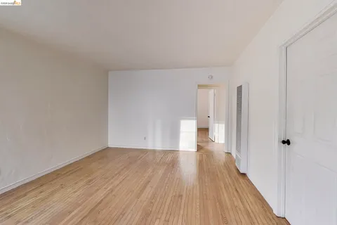 $1,375,000 | 33 Home Place East, Oakland, CA 94610