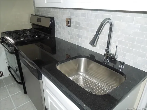 $3,900 | 70 Strawberry Hill Avenue, Unit 12D, Stamford, CT 06902