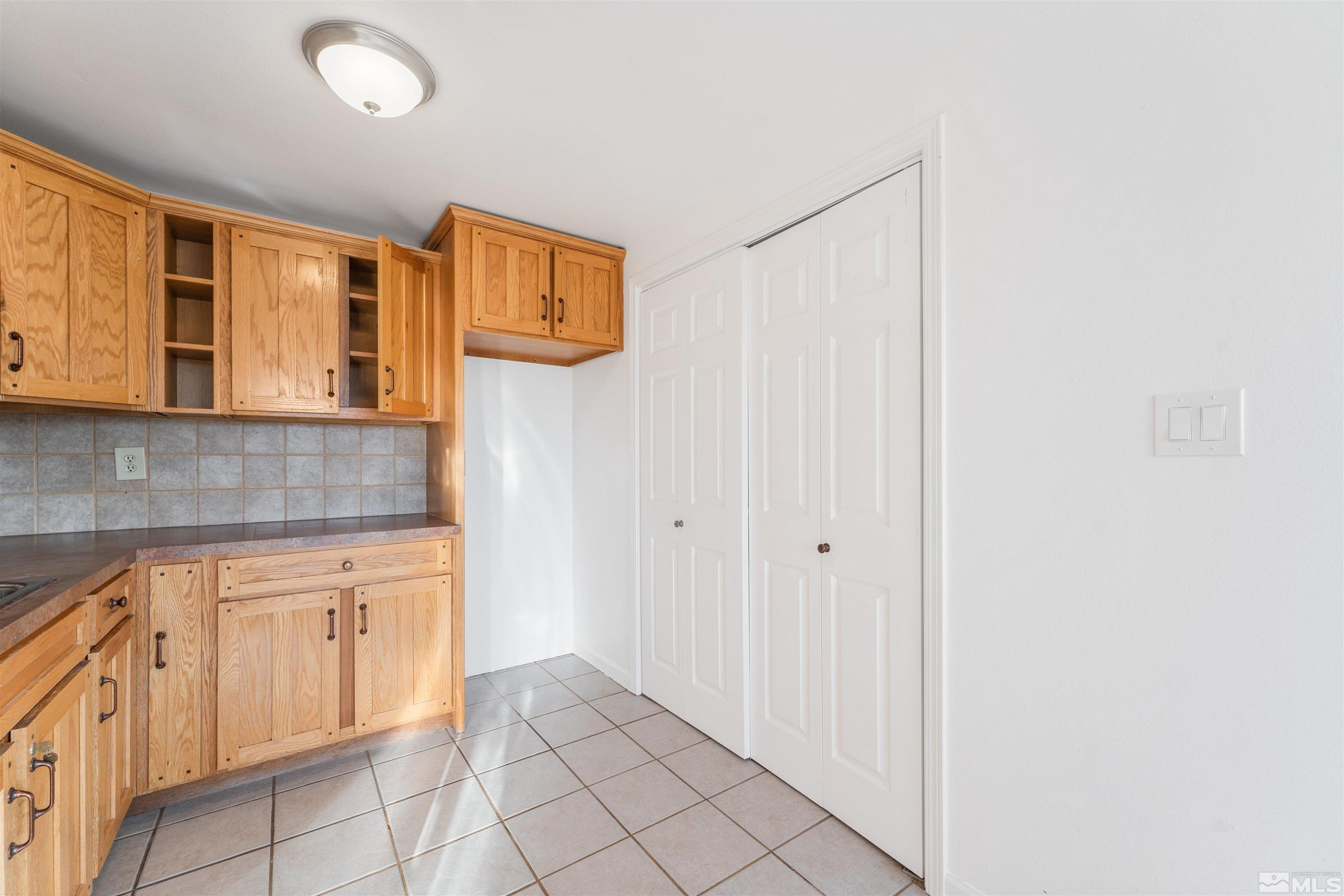 9360 Fremont Way Reno, NV 89506 - Photo 4 of 27 a kitchen with white cabinets