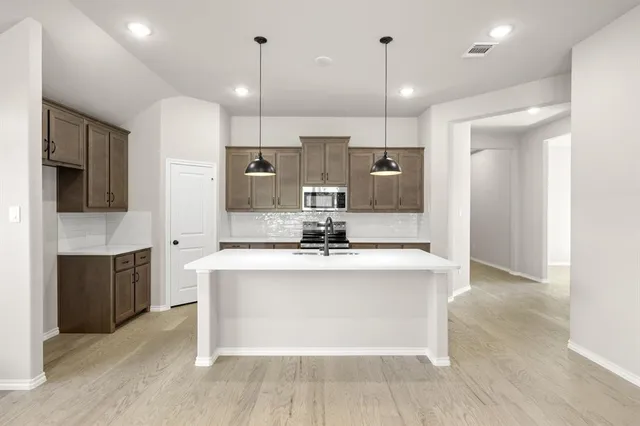 $399,999 | 541 Waterford Pk Boulevard, Weatherford, TX 76087