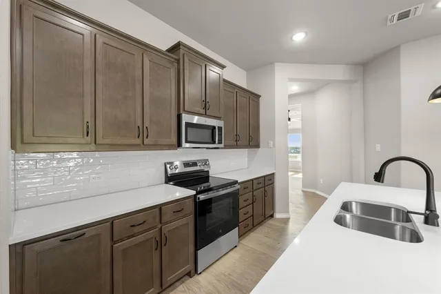 $399,999 | 541 Waterford Pk Boulevard, Weatherford, TX 76087