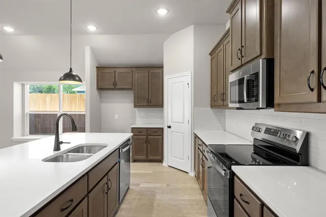 $399,999 | 541 Waterford Pk Boulevard, Weatherford, TX 76087